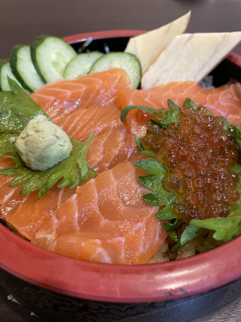 あいざわ　サーモンいくら丼１